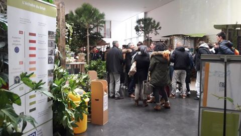 Une dizaine de stands sur la sécurité, l’avenir de la profession ou encore les espèces invasives se sont tenus toute la journée dans le hall de l’ISA. © Léna Hespel